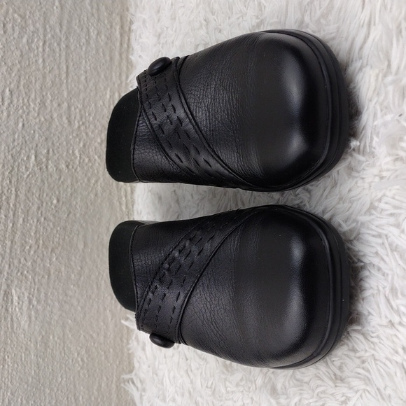 Clarks Black Leather Faux Button Strap Closed Toe Mid Heel Slip On Clog Shoe - Picture 2 of 16